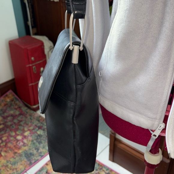 Koltov  shoulder bag  vegan leather navy blue  brushed Silvertone hardware  EUC - Picture 6 of 15